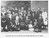 Schulklasse von 1921 mit H. Pfarrer von Meer und H. Lehrer Tichlers