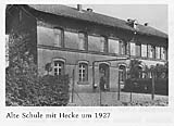 Alte Schule mit Hecke ca. 1927